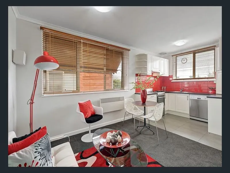 FULLY RENOVATED, LARGE 2 BEDROOM APARTMENT