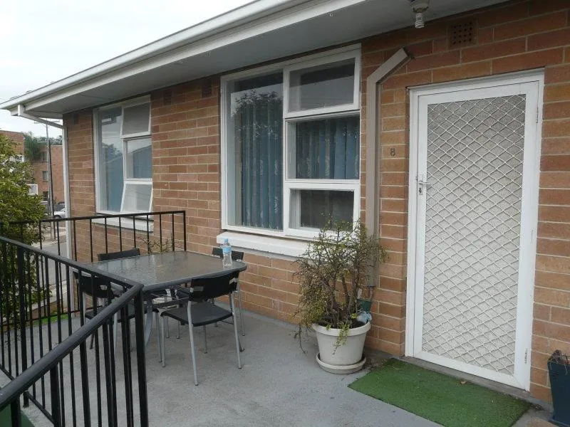 SHOPS & TRANSPORT NEARBY