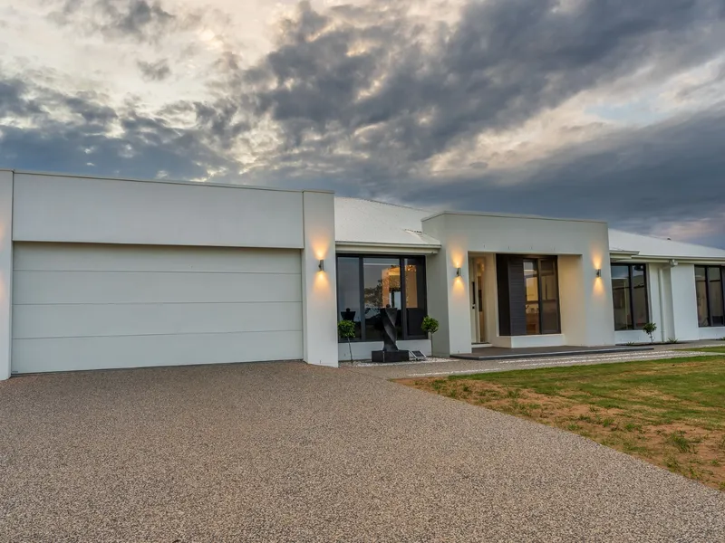 CLOSE TO THE COAST ON 7.67 HECTARES - ENTERTAINERS DELIGHT