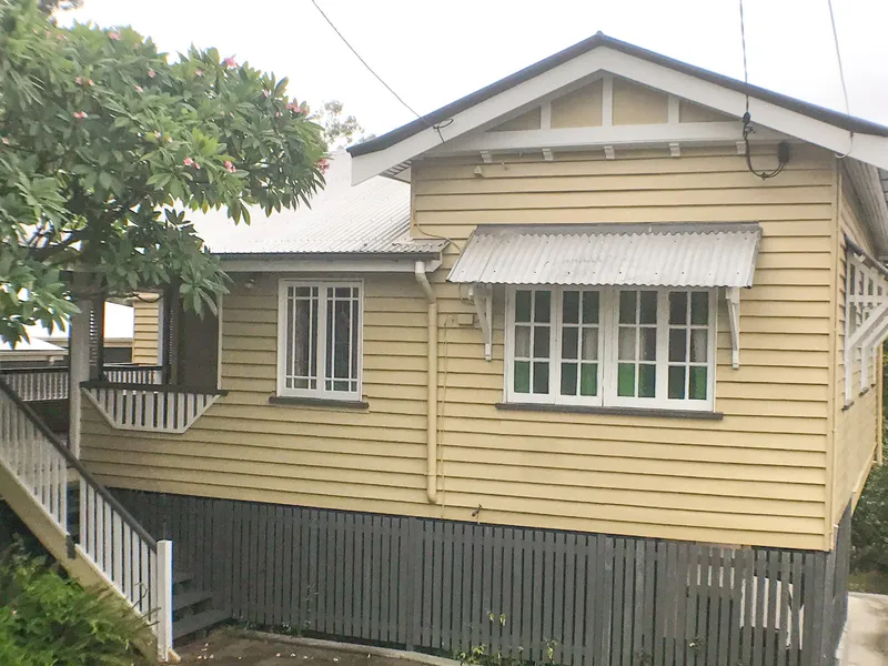 Delightful Queenslander On The Park - Garden maintenance included!