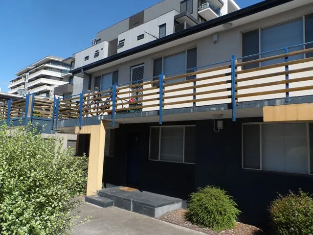 SHORT STROLL TO LOCAL SHOPS & CAFES!