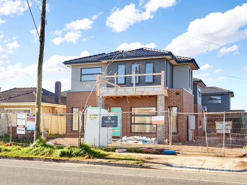 FIRST CLASS TOWN CENTRAL LIVING with DOUBLE GARAGE!