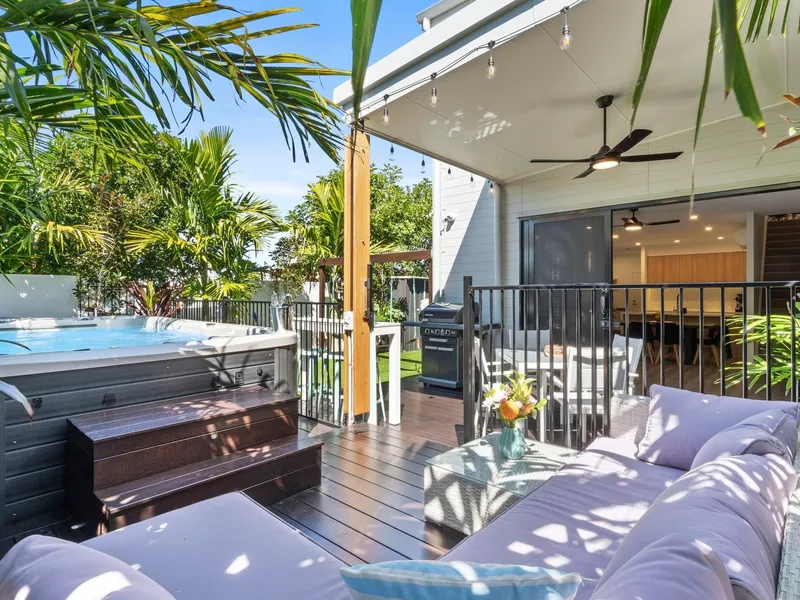 WATERSIDE TERRACE HOME IN COVA ESTATE!