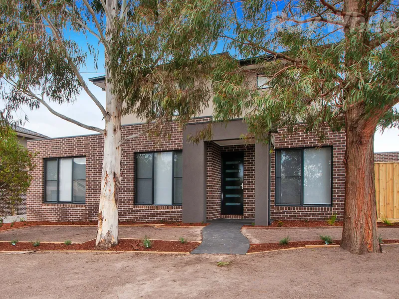 Large Modern Townhouse In A Quiet Court