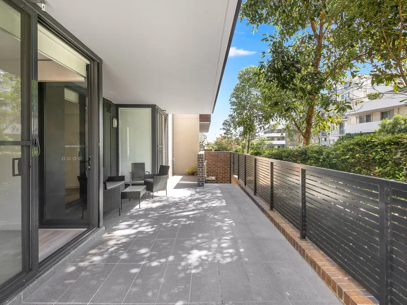 Idyllic Two Bedroom Apartment With Study & Garden Views