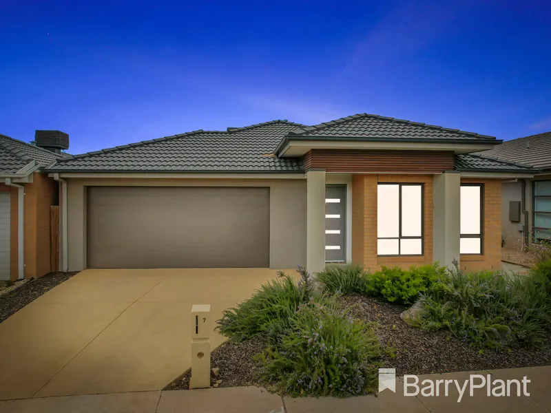 MODERN FAMILY HOME IN RIVERWALK ESTATE