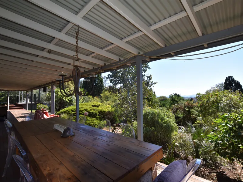A PRIVATE COUNTRY LIFESTYLE SET ON 3 ACRES