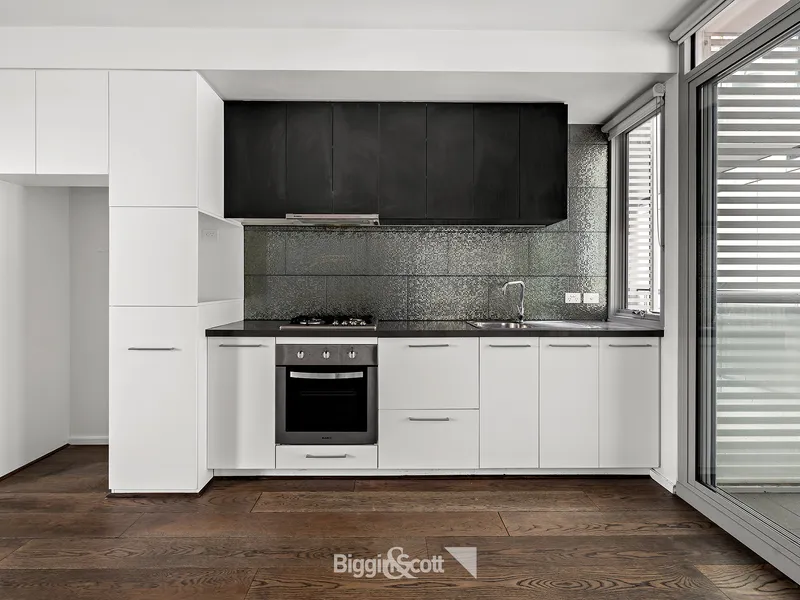 BEAUTIFULLY MAINTAINED 2 BEDROOM APARTMENT, CLOSE TO EVERYTHING!