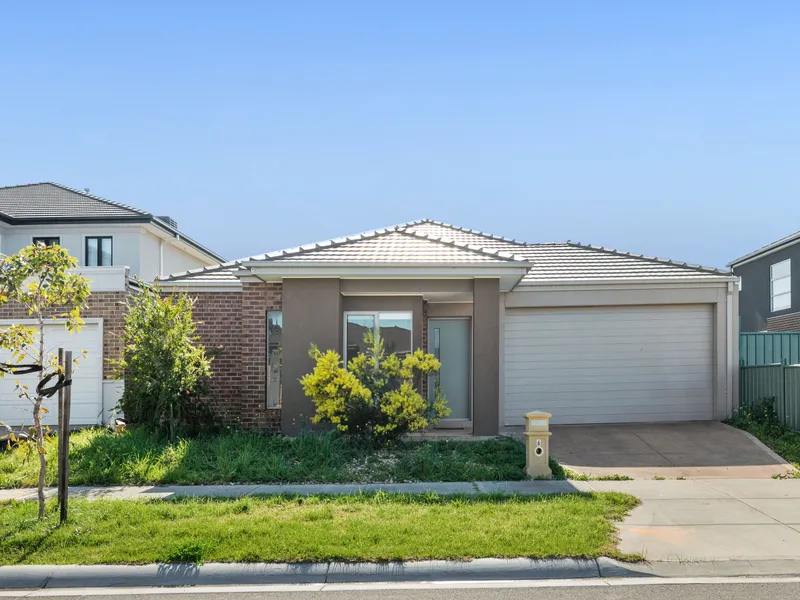 Spacious 4 bedroom house in center Point Cook area