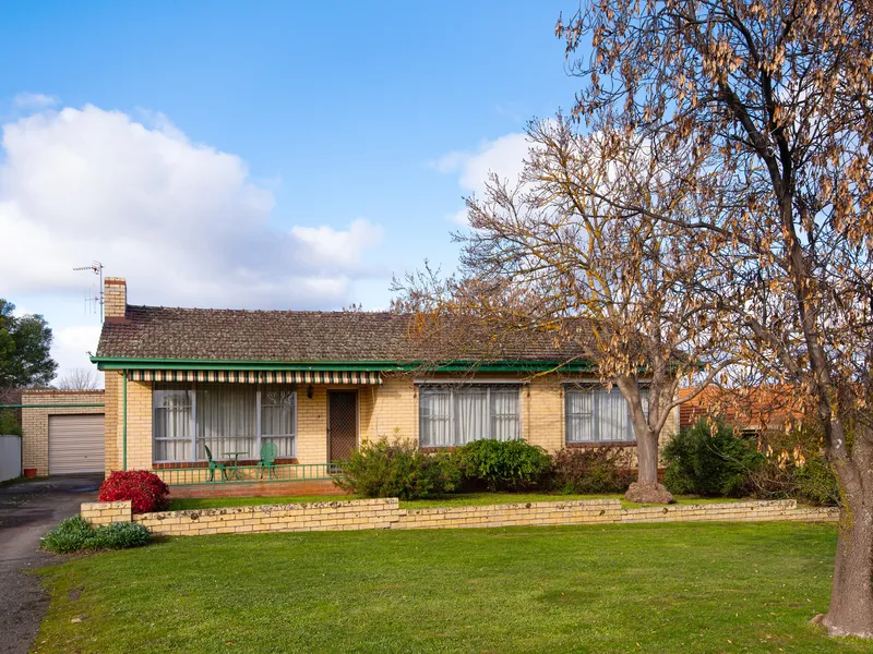 Classic cream brick on Farnsworth – one owner since 1962.