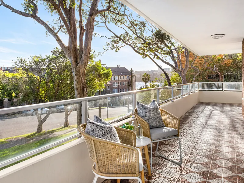 Oversized harbourside haven with a giant terrace