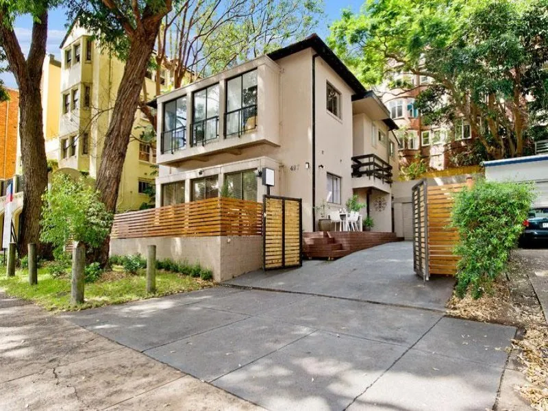 This lovely 4 bedroom duplex is minutes walk to city bus stop and Double Bay Village.