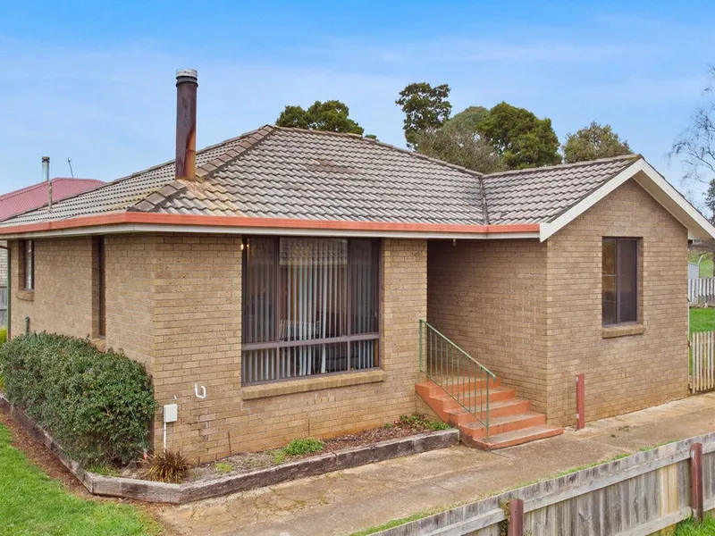 Rural Family Home In Convenient Location