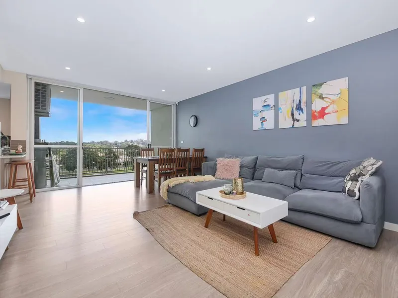 2 Mins WALK to Station! Spacious and Bright Two Bedroom Unit