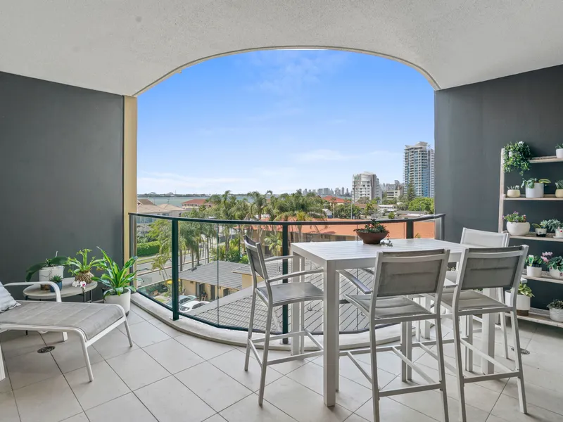 MODERN APARTMENT - WALK TO BROADWATER