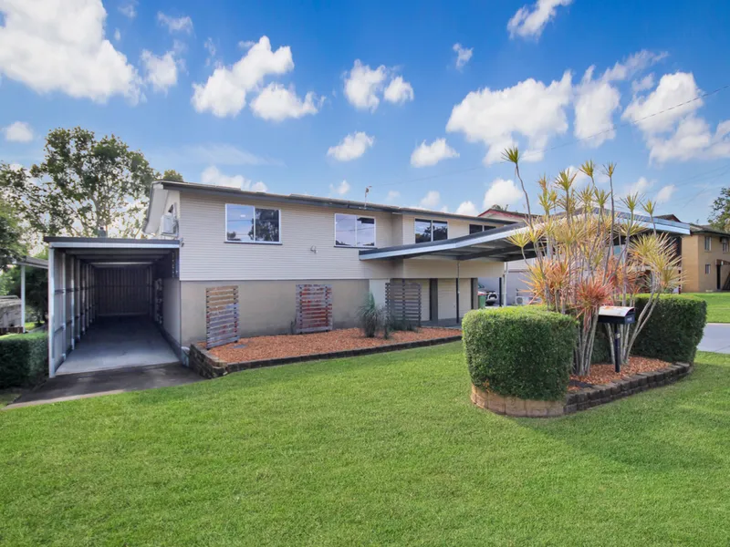 Fantastic 4 Bedroom Family Home with a Large Deck and Room for the Caravan!!