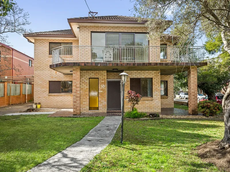 Fabulous renovated upstairs duplex with balcony.