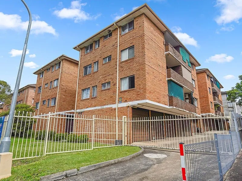 Well positioned unit on a secured complex!