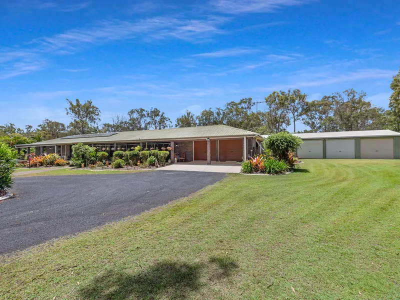 5 BED BRICK HOME - 2 ACRES + SHEDS / CLOSE  TO TOWN