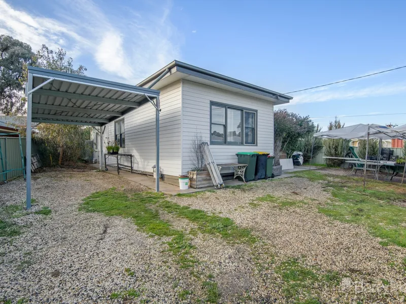 Weatherboard House Close to Schools & Golden Square Amenities