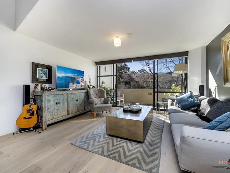 Renovated Loft Style Apartment on the edge of Trumper Park