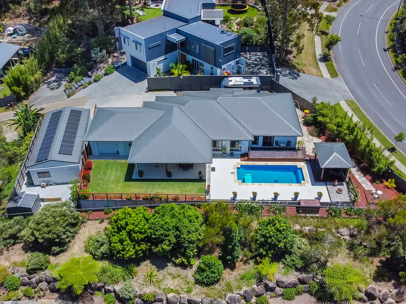 Impressive Property With Pool Views & Great Ambience