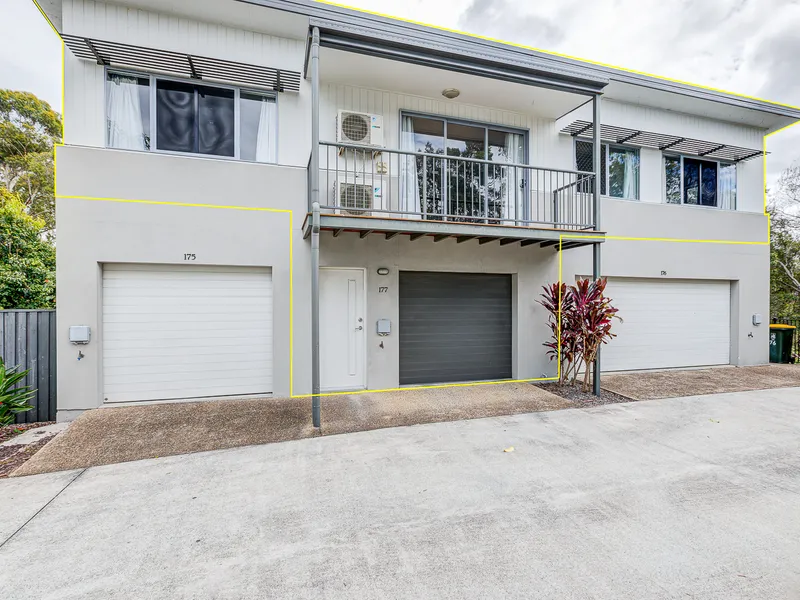 STYLISH 2 BEDROOM TOWNHOUSE WITH MODERN FEATURES THROUGHOUT!