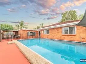 LARGE FAMILY HOME WITH POOL