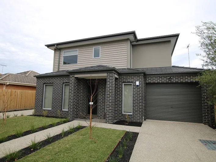 MODERN STYLISH & SPACIOUS TOWNHOUSE