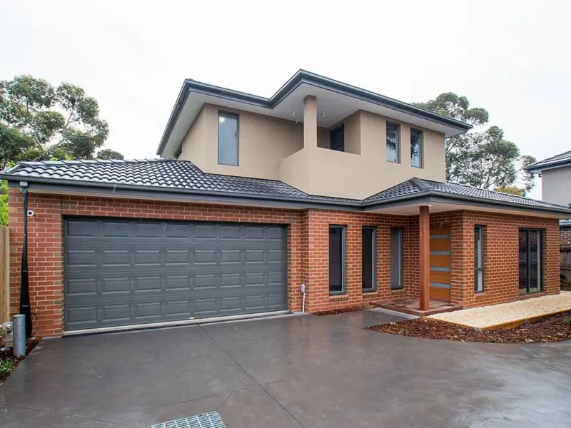 5 BEDROOMS, 4 BATHROOMS & 2 ENSUITES!