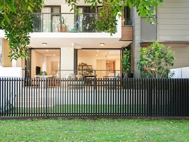 Luxurious first-level apartment overlooking Johnston Park