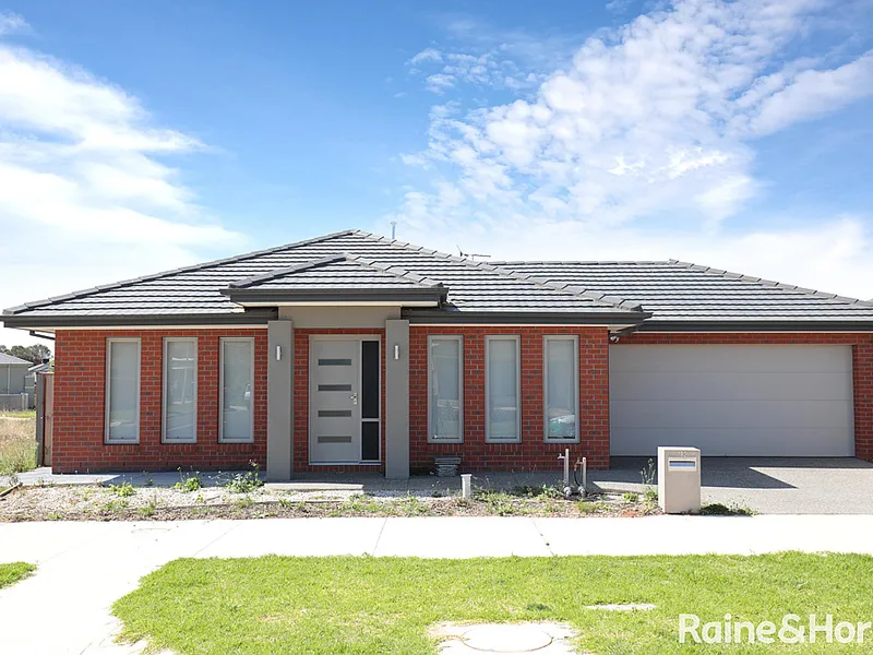 Spacious 3 Bedroom Family Home in Upper Point Cook