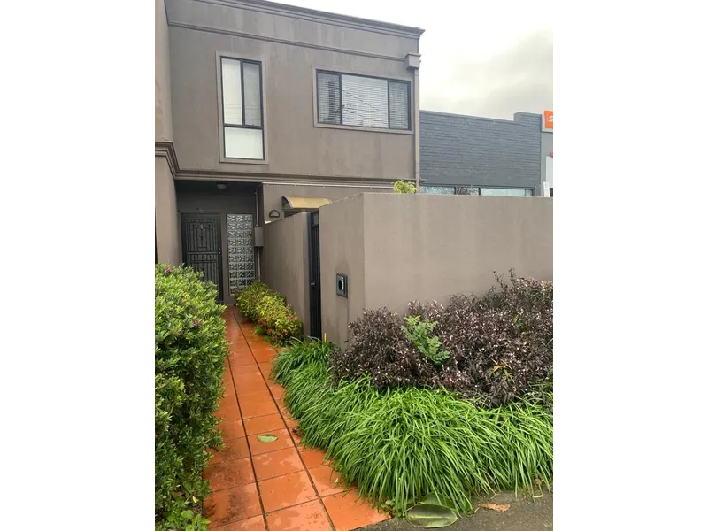 Specious 4/5 bedroom townhouse with self-contained office/studio