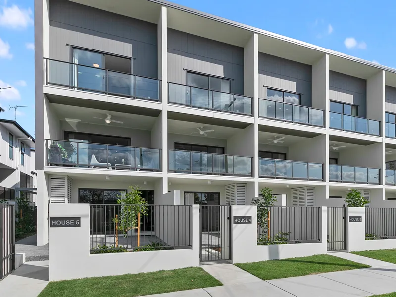 EAST BROADWAY - Superb Owner Living