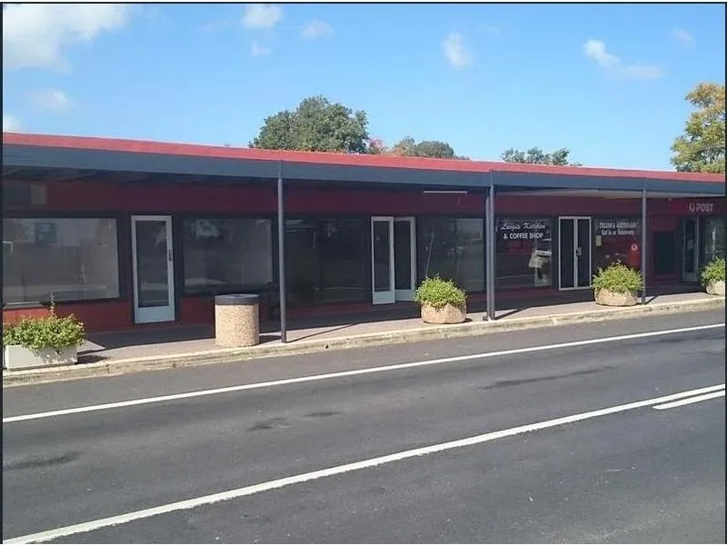 Cunningham Hwy Unit with three road access for lease.