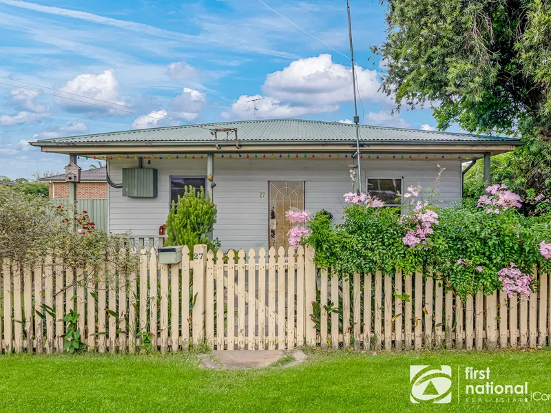 2 Bedroom Cottage with Dual Road Frontage!