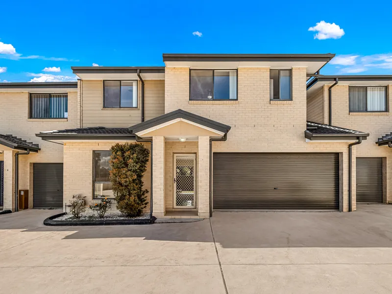 MODERN HUGE TOWNHOUSE IN PRIME LOCATION I 256m2 Immaculate condition