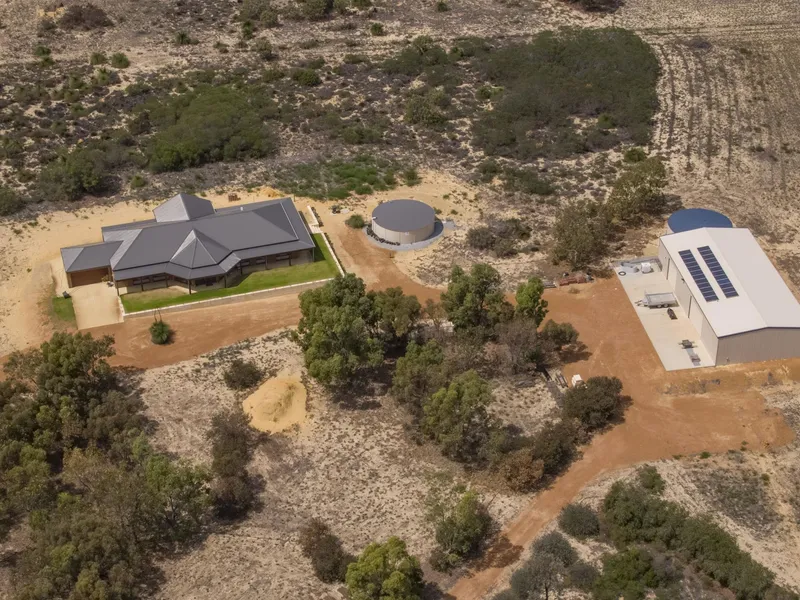 ONE OF A KIND PROPERTY - HORSES AT THE READY! BOAT AT THE READY!