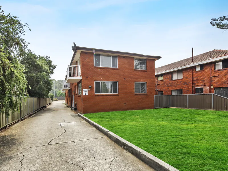 Spacious Two Bedroom Unit | 400m to station