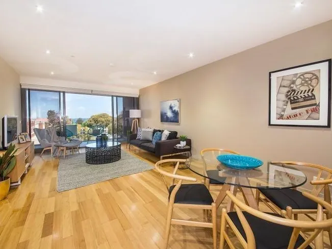 BEACH LIFE IN A GREAT LOCATION