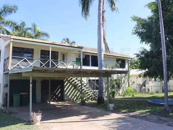 LARGE FAMILY HOME WITH POOL