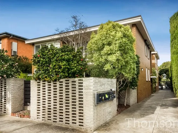 Walk to Caulfield Park & Public Transport.