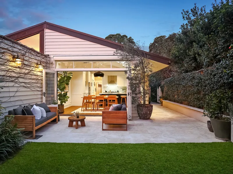 Classic Urban Oasis With A Stylish In/Outdoor Design