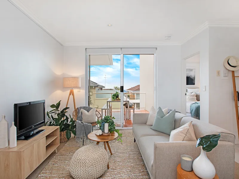 Glorious Beach & Ocean Views, Balcony & Parking