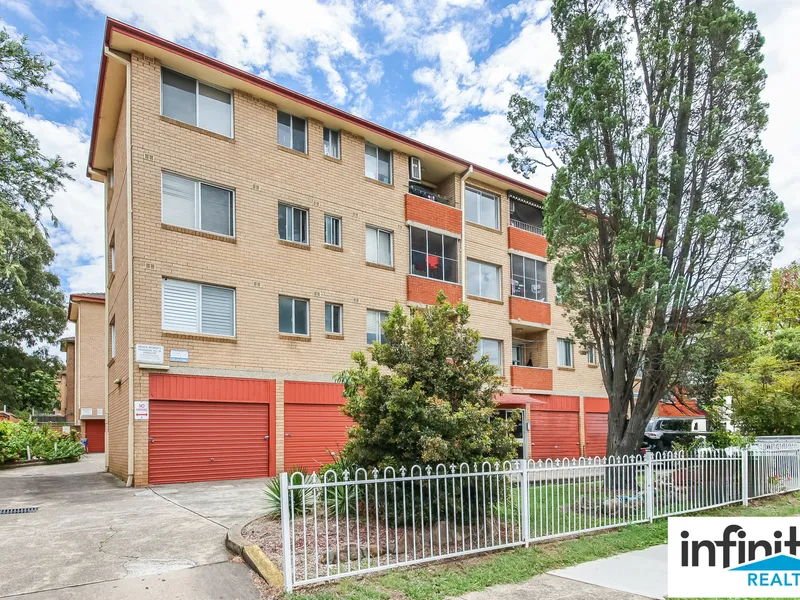 Captivating 2 Bedroom Unit in Prime Location!!