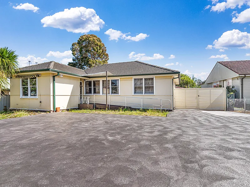 LOCATION LOCATION HOUSE + GRANNY FLAT !!!