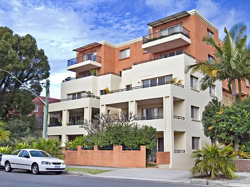 Elegant Two-Bedroom Oasis Near Coogee Beach and Vibrant Attractions