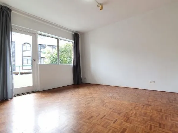 SPACIOUS STUDIO APARTMENT CONVENIENTLY LOCATED SECONDS TO HARRIS FARM & BUNNINGS