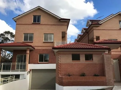 large 5 bedroom over 3 Levels full bricks Townhouse