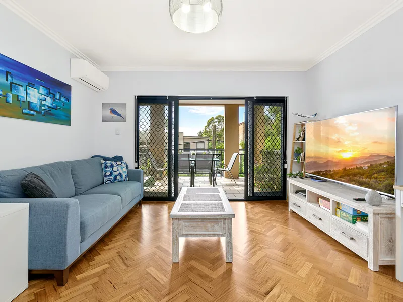 Grand & Designer Executive Style One Bedroom Apartment In Highly Sought After Location